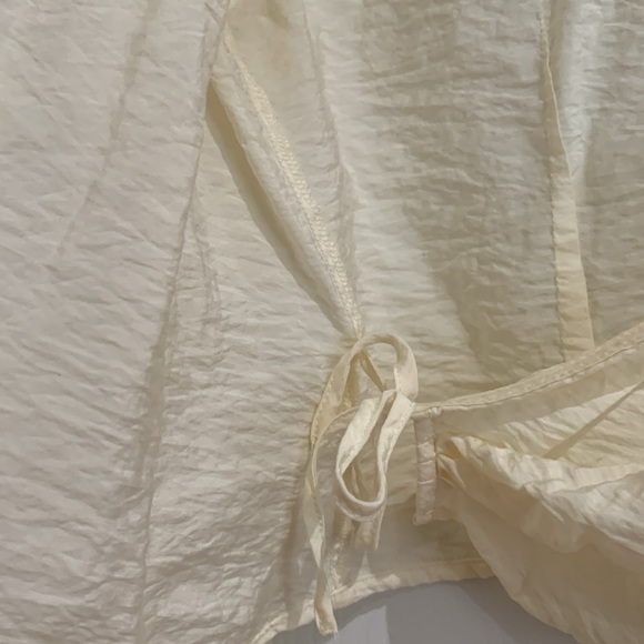 Delicate cream cross tie blouse from H&M.🍨 - Picture 8 of 8